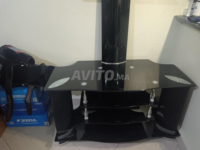 طاولة تلفاز بزجاج أسود مع حامل