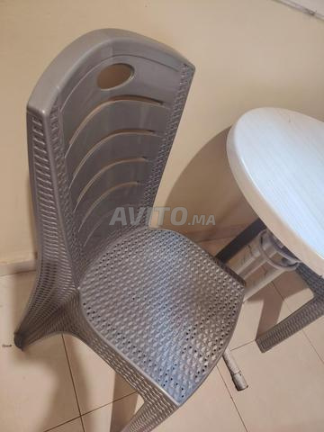 Table et deux chaises - 2