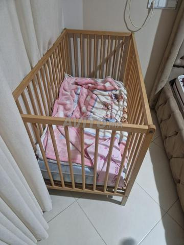 سرير أطفال مع مرتبة مجانية