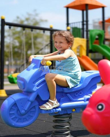 Parc de jeux avec toboggan et balançoires