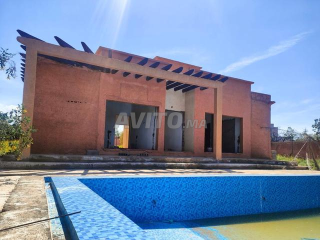 فيلا شبه جاهزة على بعد 30 كم من جامع الفنا