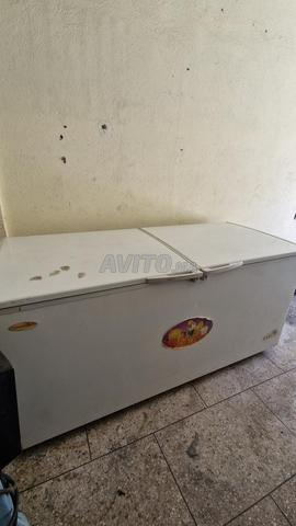 Congélateur commercial grand, encore propre