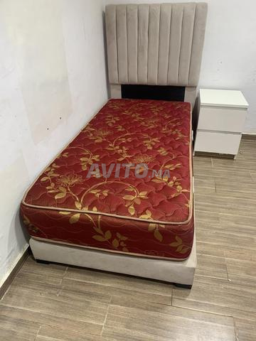 Cadre de lit avec matelas et table de chevet - 2