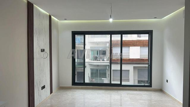 Grand studio neuf vide – Q des Hôpitaux