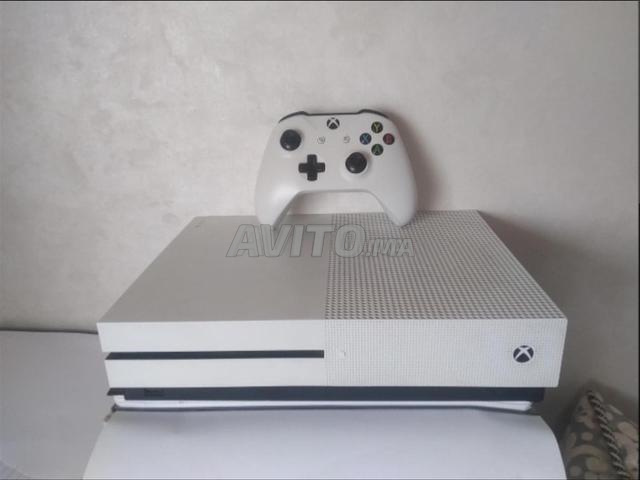 Xbox One S بحالة جيدة مع يد تحكم أصلية وCD