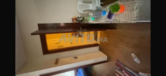 Le rez-de-chaussée est un garage avec deux portes, bon pour le commerce