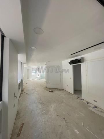 Local d'angle 100 m² à Triangle d'or