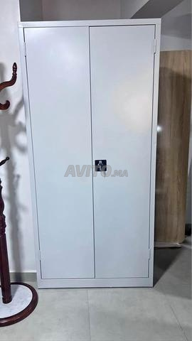 Armoire de bureau solide et moderne d'une entreprise spécialisée - 2