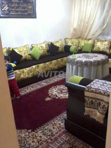 Salon encore propre avec tout ce qu'il faut