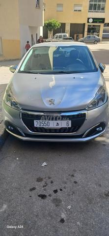 Peugeot 208 2016 moitié moteur droite avec réparation