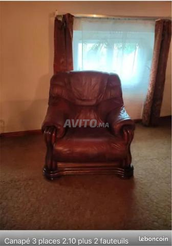 أريكة جلدية وكرسيان جلديان - 2