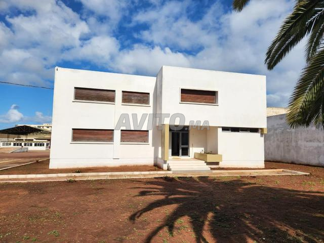 DÉPÔT, HANGAR À LOUER