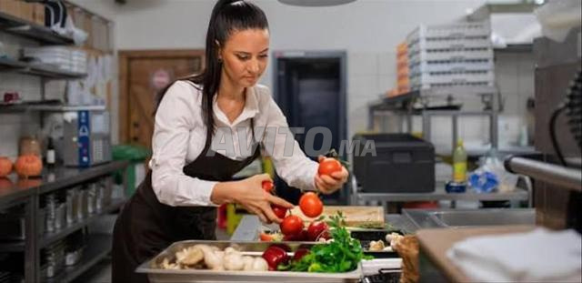 امرأة متعددة المهام: تنظيف، أطفال، وطبخ