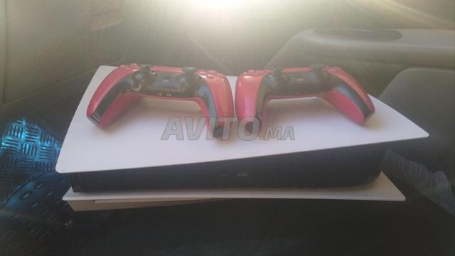 PS5 bon état avec deux manettes - 2