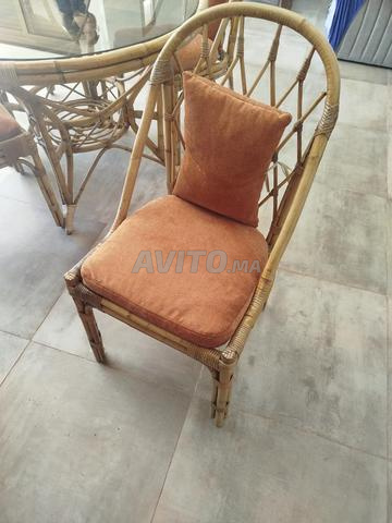 طاولة من الروطان