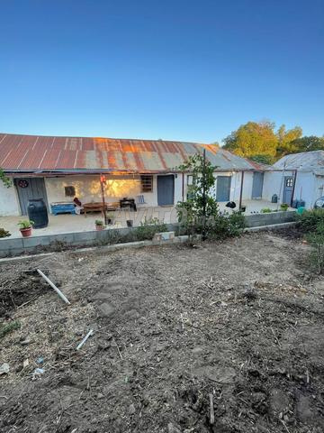 أرض 696 م² منزل طيني غير مسجل