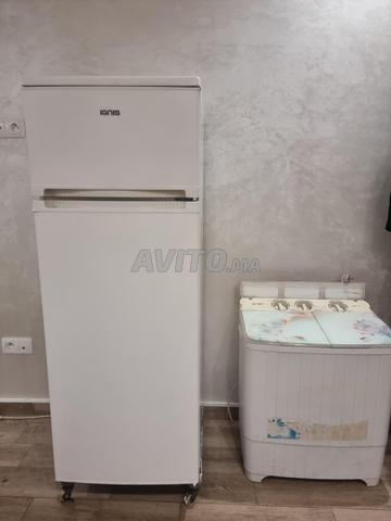 ثلاجة بالإضافة إلى غسالة صغيرة