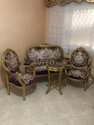 Salon ancien doré avec table - style baroque