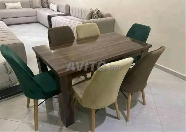 صالة معيشة عصرية مع كراسي أنيقة بتصميم راقي - 2