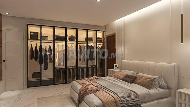 للسيدة عاملة نظافة متحفظة في المكتب