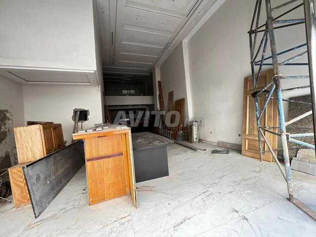 À louer local commercial à 2 Mars - 230m2