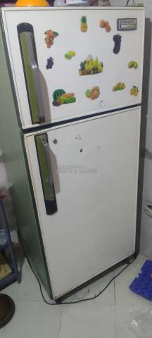 Table avec trois chaises en bois et réfrigérateur - 2