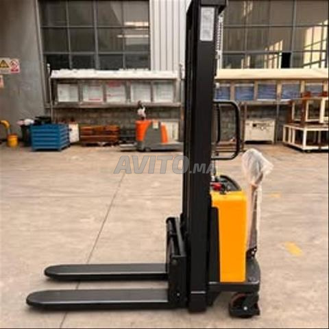 رافعة شوكية شبه كهربائية بحالة جيدة للبيع - 2