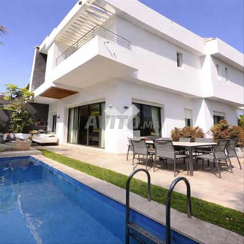 182786-بيع فيلا بالدار البيضاء عين دياب بمساحة 341 متر مربع