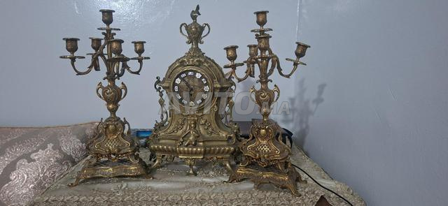 ساعة مدفأة قديمة وشمعدانان - 2