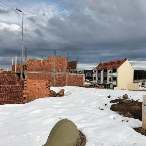 أرض شرقية مشمسة وقريبة من الطريق الرئيسية - 2