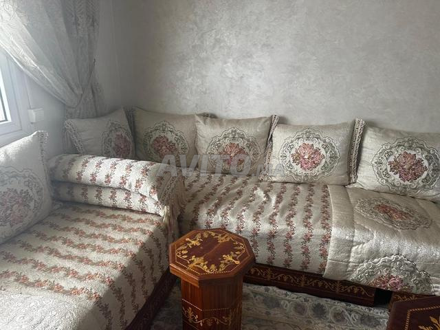 صالون بلدي (كرسي بذراعين، طاولات، ستائر) - 2