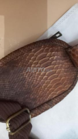 حقيبة قديمة جداً ونادرة عتيقة من جلد ثعبان الأناكوندا - 2