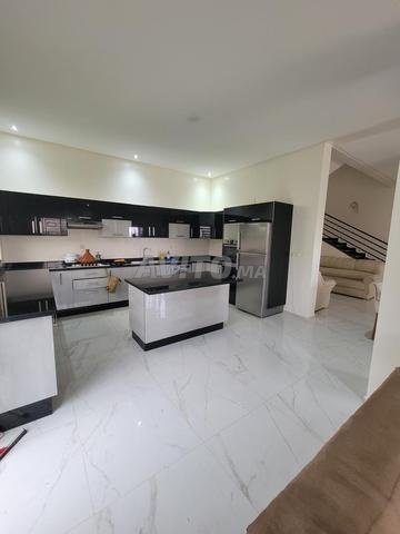 فيلا بمساحة 1000 متر مربع للإيجار طريق أوريكا