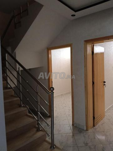 شقة دوبليكس بـ 3 غرف نوم وصالون - 2