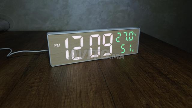 ساعة LED بيضاء بتصميم خشبي - 2