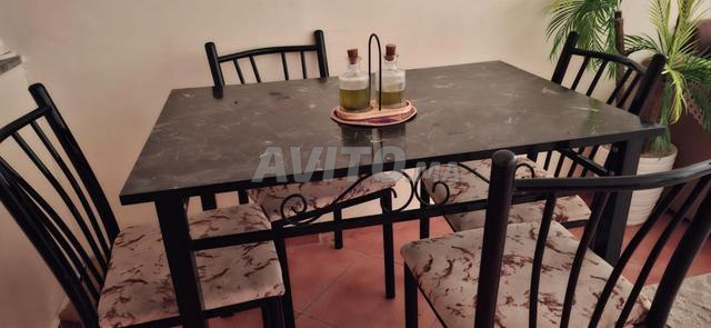 طاولة طعام بحالة جيدة ومتينة مع أربع كراسي - 2