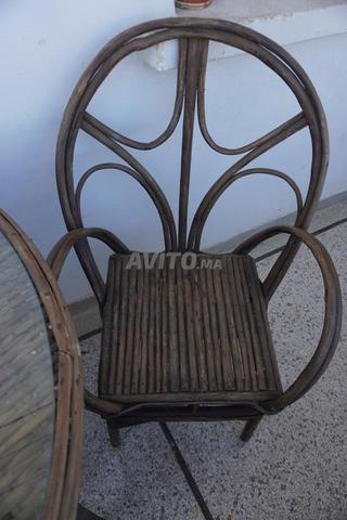 طاولة وكرسيان - 2