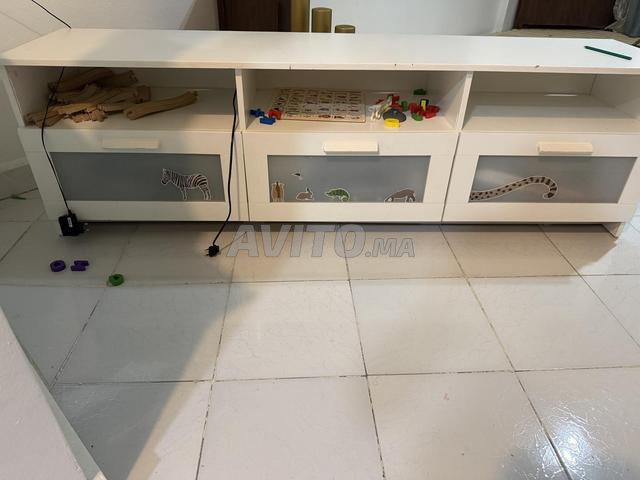 كرسي غرفة معيشة مع طاولة تلفزيون وطاولة - 2