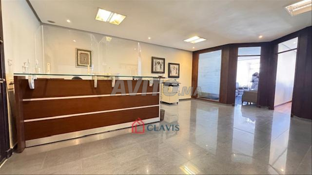 مكتب جميل جاهز للاستخدام