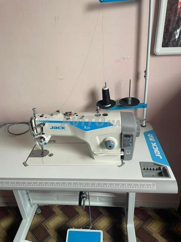 ماكينة خياطة بحالة جيدة، تعمل بشكل جيد. - 2
