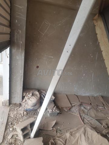 Magasin devant la mosquée Farid Ansari avec une terrasse - 2