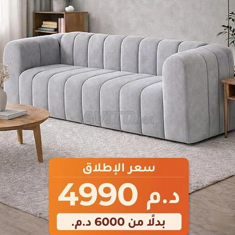 Salon élégant au design moderne et couleur beige gris avec une touche tendance