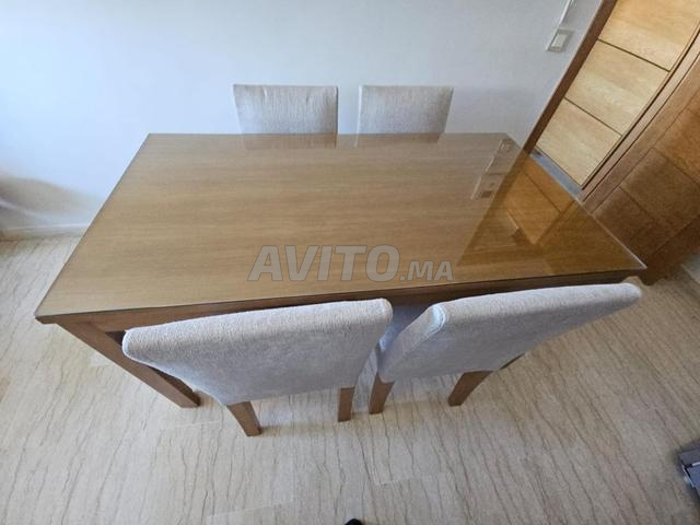 طاولة طعام مع 4 كراسي خشبية - 2