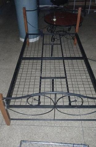 Cadre de lit en métal et bois