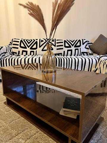 طاولة قهوة رائعة، عصرية، شبه جديدة