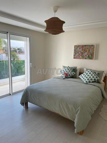 فيلا للإيجار بمساحة 800 متر مربع مع مسبح وحدائق - 2