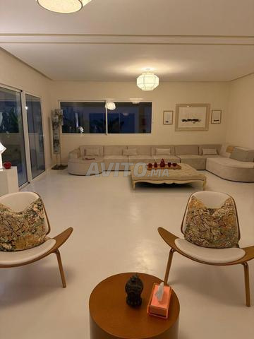 فيلا للإيجار بمساحة 800 متر مربع مع مسبح وحدائق