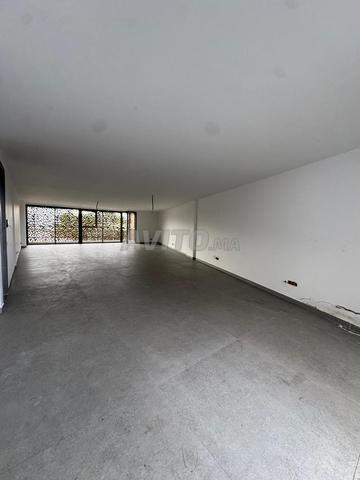 مكتب احترافي للإيجار – واحة