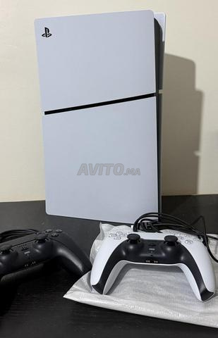 PS5 avec 2 manettes et FC26