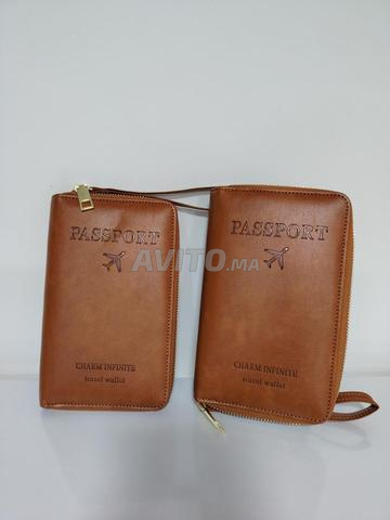 محفظة جواز سفر بنية للسفر بسحاب